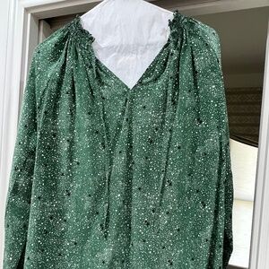 RUNGOLEE 100% Silk top - green perfect for the holidays! Excellent Condition